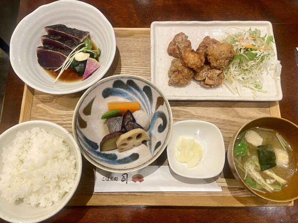 鰹のたたきと鶏のからあげ定食