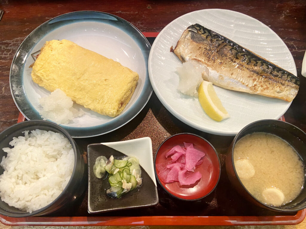 手作りだし巻きととろサバ塩焼き定食とお造り