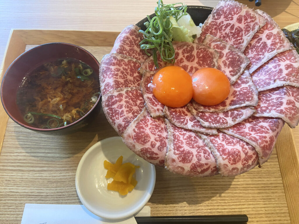 霜降りローストビーフ丼こだわり彩り野菜のサラダ